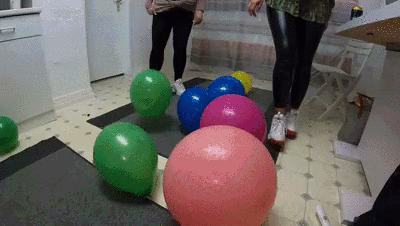 Luna and Sara play with Balloon