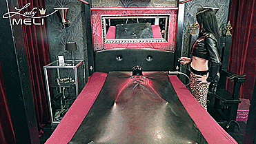 Im Latex Vakuumbett deiner Herrin