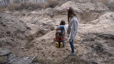 tests for dirty feet of a bitch sitting in the sand (FULL HD MP4)
