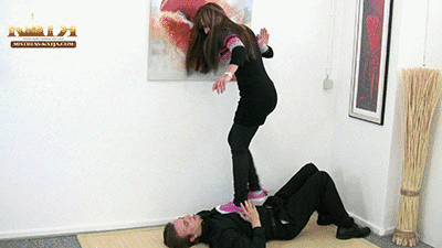 12-001 - Trampling in converse shoes (WMV - HQ - High Definition)