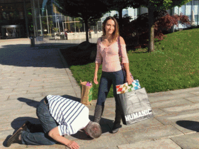 Realsklave outet sich beim Shopping!