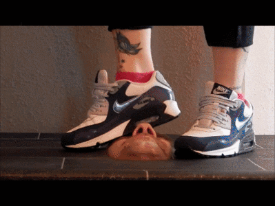 Sneakermodenschau auf menschlichem Untergrund