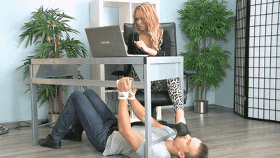 Lady Sue makes him kiss her feet (FULL HD VIDEO)