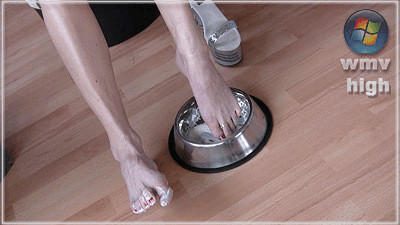 Empress Victoria - Lick My Creamed Feet Slave ! (wmv)