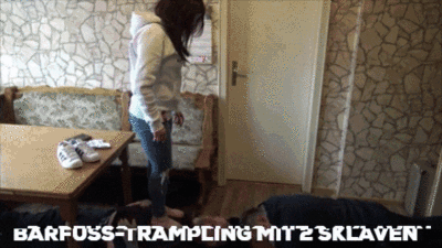Barfuß-Trampling mit zwei Sklaven