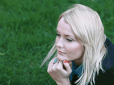 Claudette soft and dirty barefeet in the park (3223)