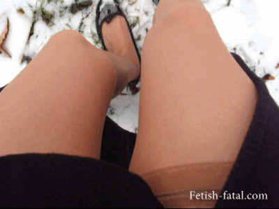 Natalia walks repettos and down in the snow !!!