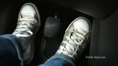 Claire drives a Peugeot 207 sport metallic gray Converse! !!