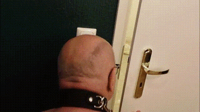 Eiskalte Strafe! Sklave beim Spannen erwischt!