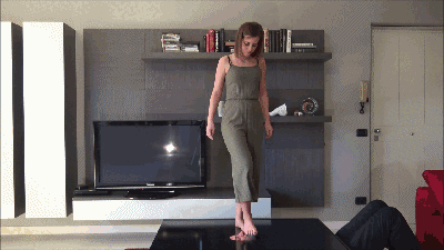ELIZABETH - Footslave in the facebox - PART 2 - Facetrampling