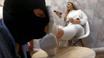 VALERIA - Beautiful girl and feet - Socks sniffing and foot worship (mp4)