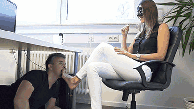 Colleagues weakness for feet exploited